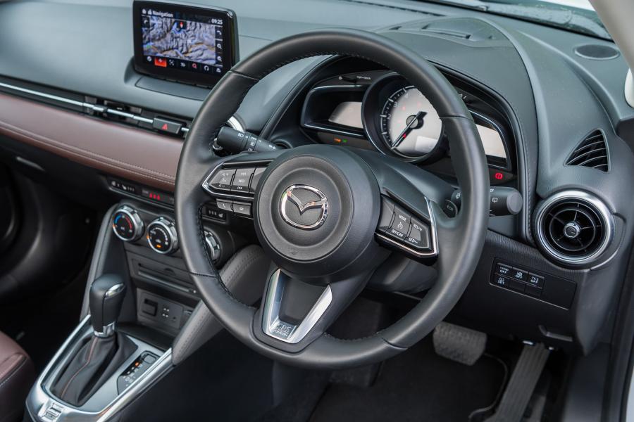 Панель приборов Mazda CX-3 GT Sport 2017 года  (UK) (фото 17 из 23)